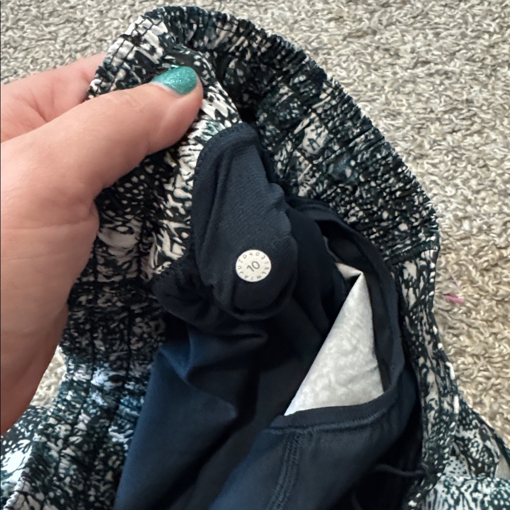 Lululemon Hotty Hot Short II Wildwood White Multi / Nocturnal Teal - Picture 3 of 4